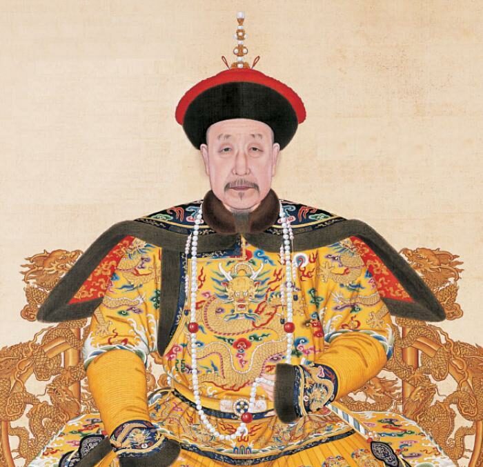 Portrait_of_the_Qianlong_Emperor_in_Court_Dress